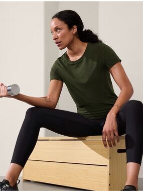 Athleta In Motion Seamless Short Sleeve Tee in Aspen Olive Green Size Large